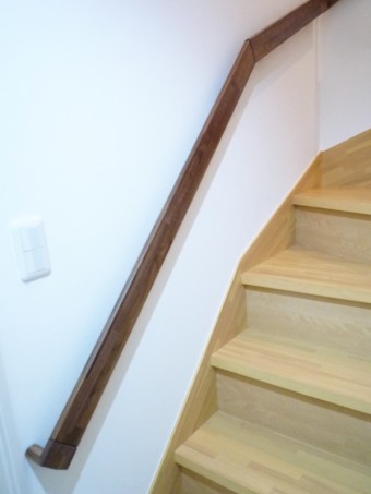 階段クロスの貼替と手すりをスタイリシュにしてリフレッシュ♪　目黒区S様邸